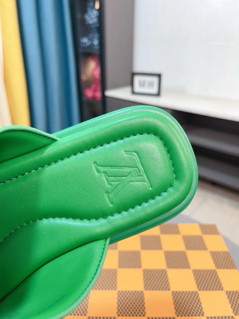 Men's shoes 💰380🌹🌹 (lv-Louis Vuitton) New men's slippers, high-end boutique, exquisite embossed logo decoration on the upper, fine workmanship, super soft soles, casual, loose and comfortable, a must-have in summer! \nsize：38-44